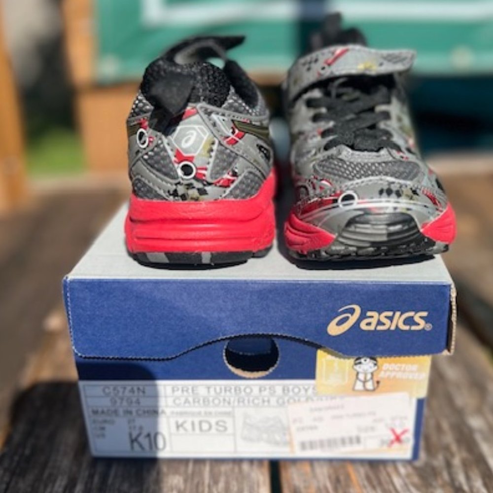 BRAND NEW IN BOX KIDS ASICS SIZE 10 (Boys)